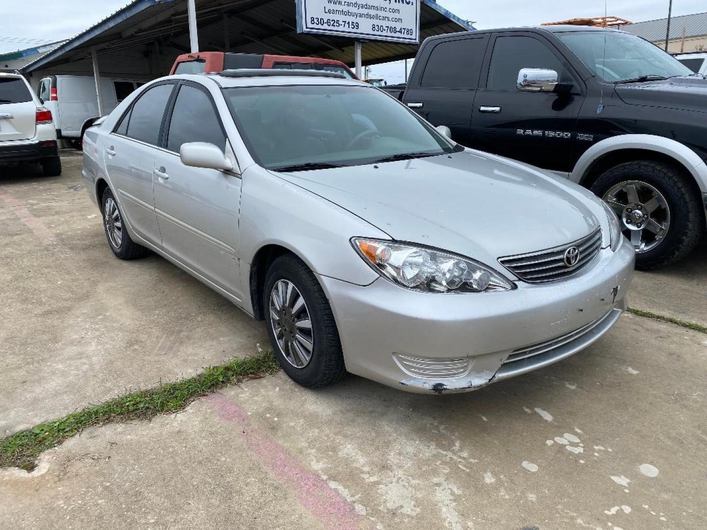 2005 Silver Toyota Camry LE (4T1BE32K35U) with an 2.4L L4 DOHC 16V engine, located at 1687 Business 35 S, New Braunfels, TX, 78130, (830) 625-7159, 29.655487, -98.051491 - Photo#3